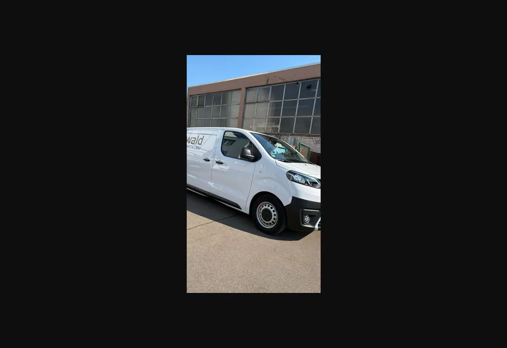 Weißer Transporter mit Fahrzeugbeschriftung von Louis Design