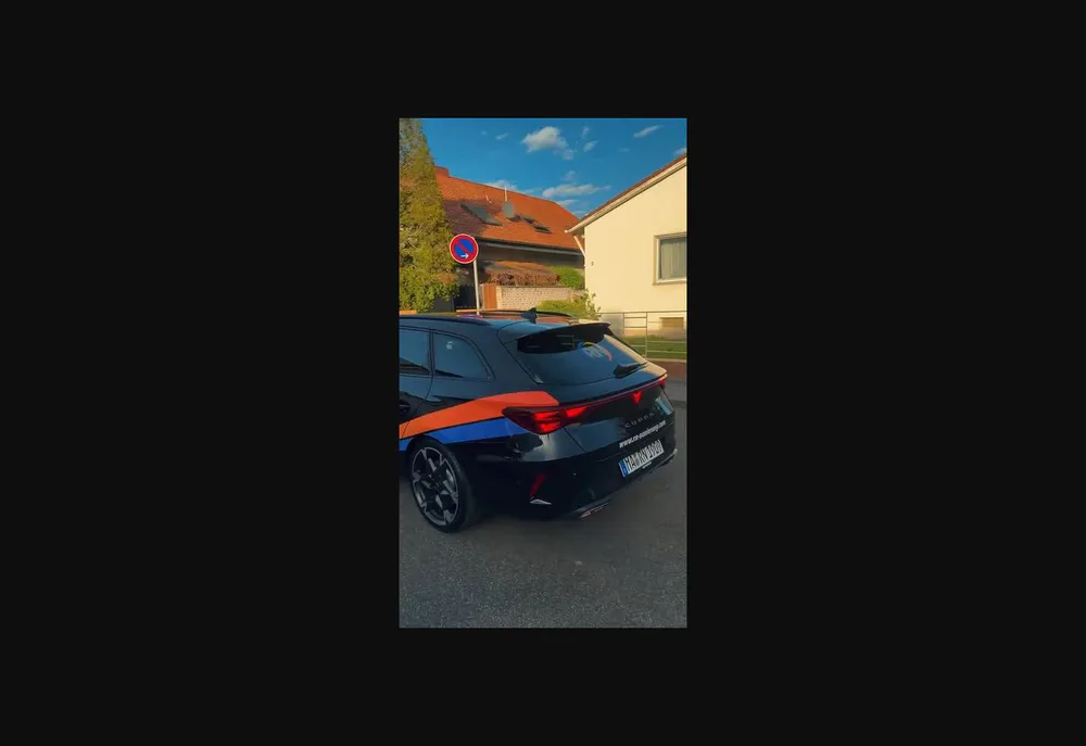 Dunkler Cupra mit farbiger Teilfolierung von Louis Design